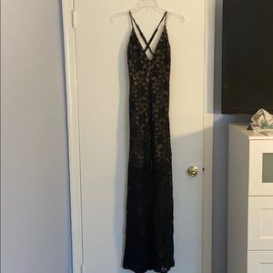 Windsor Long back lace dress. (5’3)